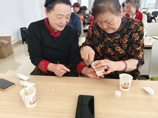 区组织开展妇女节护手霜DIY活动凯发K8国际版北塘街道滨海湖社(图2)
